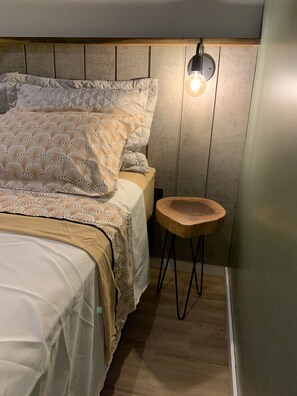 5 bedrooms, iron/ironing board, WiFi, bed sheets