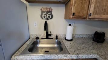 Réfrigérateur, micro-ondes, plaque de cuisson, cafetiÚre/bouilloire