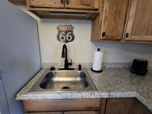 Refrigerador, microondas, parrilla de estufa y cafetera y tetera