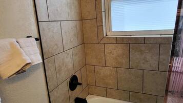 Douche, serviettes fournies