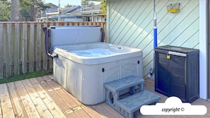 Bañera de hidromasaje al aire libre