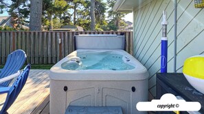Outdoor spa tub - SEASIDE GETAWAY at Seaside Beach: Hot Tub! (Seaside)