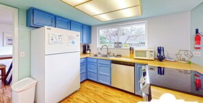 Kylskåp, mikrovågsugn, ugn och spishäll