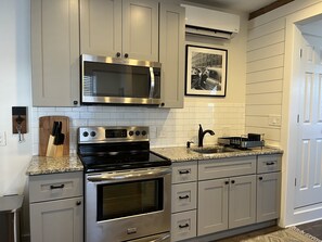 Fridge, microwave, oven, stovetop - Charming Apartment in Flemington (Flemington)