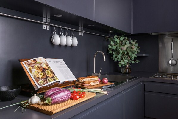 Frigorifero, microonde, forno, piano cottura
