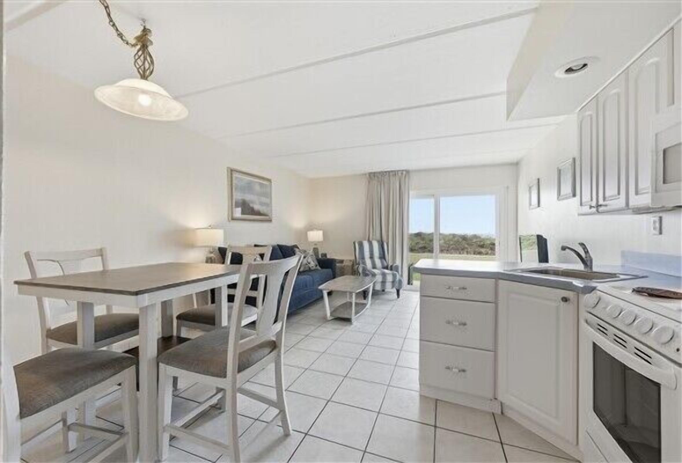 Kühlschrank, Mikrowelle, Ofen, Wasserkocher mit Kaffee-/Teezubehör