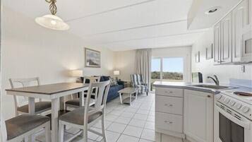 KĂŒhlschrank, Mikrowelle, Ofen, Wasserkocher mit Kaffee-/Teezubehör