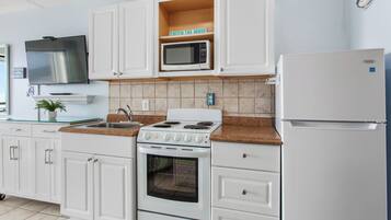 Fridge, microwave, oven, coffee/tea maker