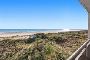 På stranden