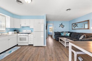 Mikrowelle, Geschirrspüler, Wasserkocher mit Kaffee-/Teezubehör