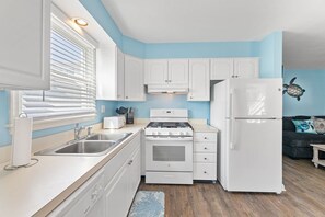 Microwave, dishwasher, coffee/tea maker - 2 BR/1BA, Ocean Block, groups and Families welcome, sleeps 6 (Ocean City)