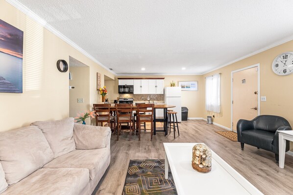 Living area - Bayside 2 bedroom close to all downtown attractions (Ocean City)