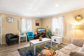 Living area - Bayside 2 bedroom close to all downtown attractions (Ocean City)