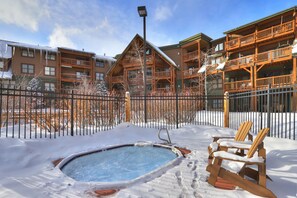 Outdoor spa tub - Gorgeous views from deck and the outdoor hot tubs (Keystone)