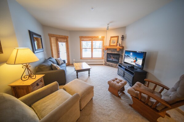 Smart TV, fireplace