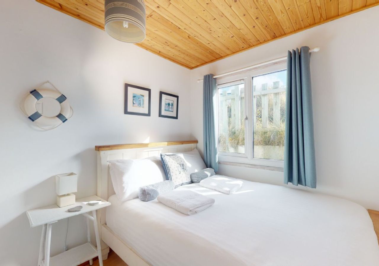 3 bedrooms, iron/ironing board, internet, bed sheets