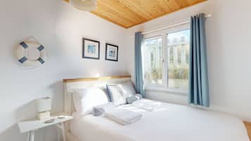 3 slaapkamers, een strijkplank/strijkijzer, internet, beddengoed