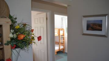 3 dormitoris, planxa i posts de planxar, Internet i roba de llit