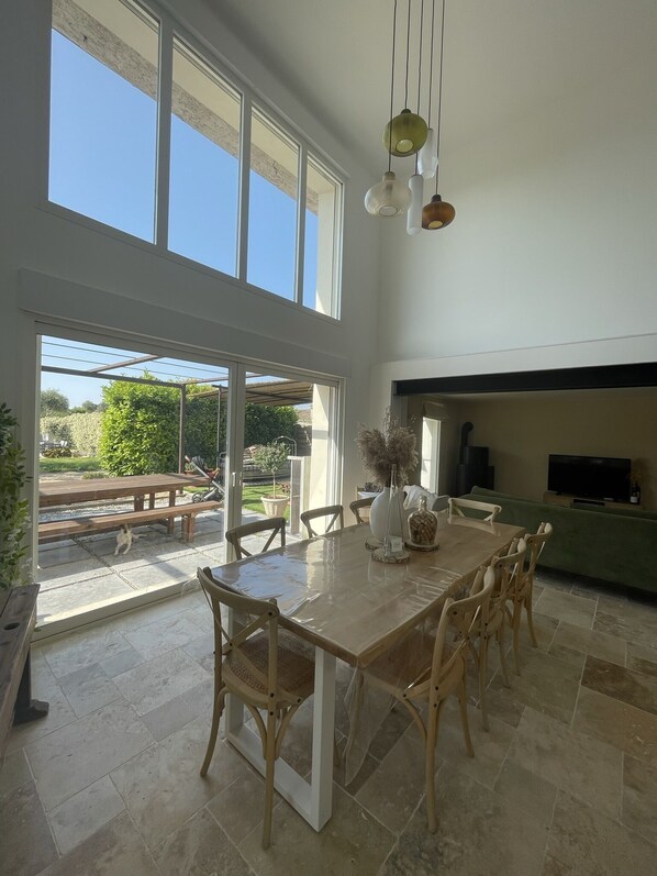 Dining - Maison de Famille Avec Piscine Sécurisée (Gallargues-le-Montueux)