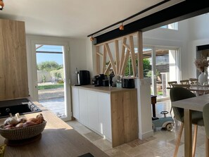 Fridge, microwave, oven, cookware/dishes/utensils