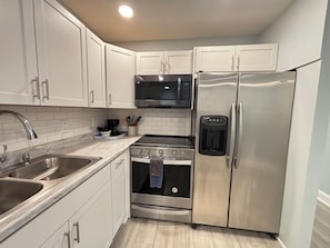 Réfrigérateur, micro-ondes, four, plaque de cuisson