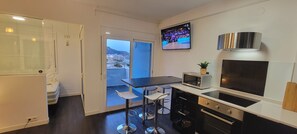 雪櫃、微波爐、焗爐、洗碗機