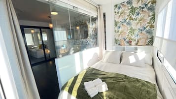 1 slaapkamer, een kluis op de kamer, een strijkplank/strijkijzer