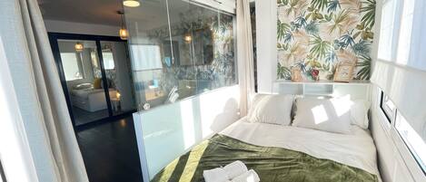 1 chambre, coffres-forts dans les chambres, fer et planche à repasser