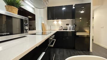 Een koelkast, een magnetron, een oven, een vaatwasser