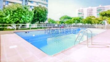 Una piscina al aire libre
