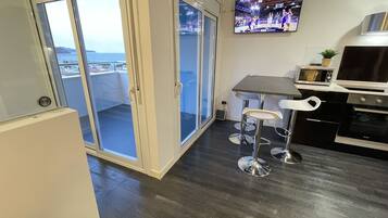 Een koelkast, een microgolfoven, een oven, een vaatwasser