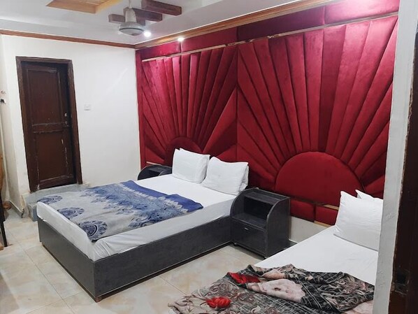 Deluxe Double Room | Soundproofing, iron/ironing board, free WiFi - Hotel Crown City (Rawalpindi)