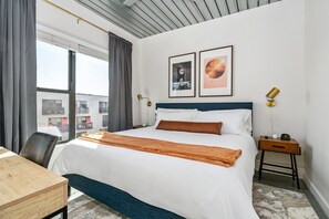 2 bedrooms, desk, iron/ironing board, travel cot - Lodgeur | Plush & bright 2BR loft | Midtown (Houston)