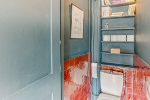 Haartrockner, Handtücher, Seife, Toilettenpapier