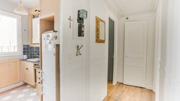 Een koelkast, een microgolfoven, een oven