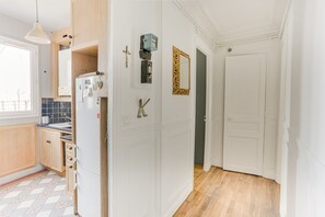 Kjøleskap, mikrobølgeovn, ovn og kaffetrakter/tekoker