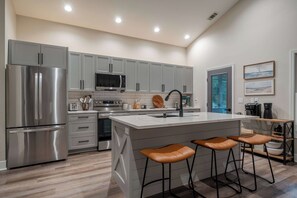 Kylskåp, mikrovågsugn, spishäll och diskmaskin