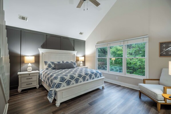 4 عدّة غرف نوم ومكتب ومكواة/لوح كي وسرير سفر