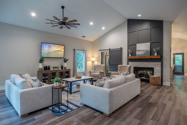 Smart TV, fireplace - Sunset Rentals | Forest Drive 51 (Hilton Head Island)