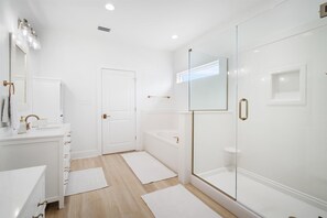 Hair dryer, towels, toilet paper - Luxurious 5/5 Waterfront Beach House on Dauphin Island's Sound Side featuring a (Dauphin Island)