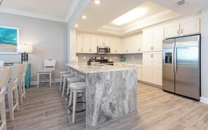 Fridge, microwave, oven, dishwasher - Picture-Perfect Retreat at Phoenix Gulf Tower (Orange Beach)