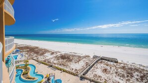 Ein Strandresort mit Poolbereich, Zugang zum Strand und Blick auf den Ozean.