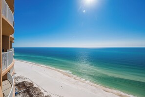 På stranden