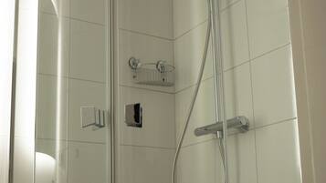 SĂšche-cheveux, serviettes fournies, papier toilette