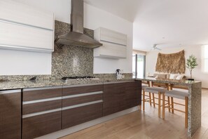 Fridge, microwave, oven, stovetop - Large 3BR family House with Pool (Cancún)