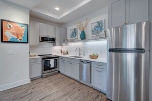 Frigorifero, microonde, forno, piano cottura