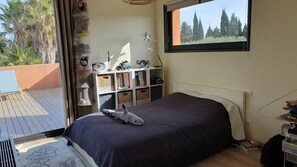 4 slaapkamers, een strijkplank/strijkijzer, beddengoed
