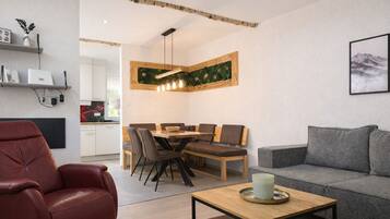 Smart-TV, DVD-Player, Bücher, Stereoanlage