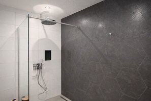 Douche, sèche-cheveux, serviettes fournies