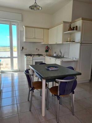 Kühlschrank, Ofen, Herdplatte, Wasserkocher mit Kaffee-/Teezubehör